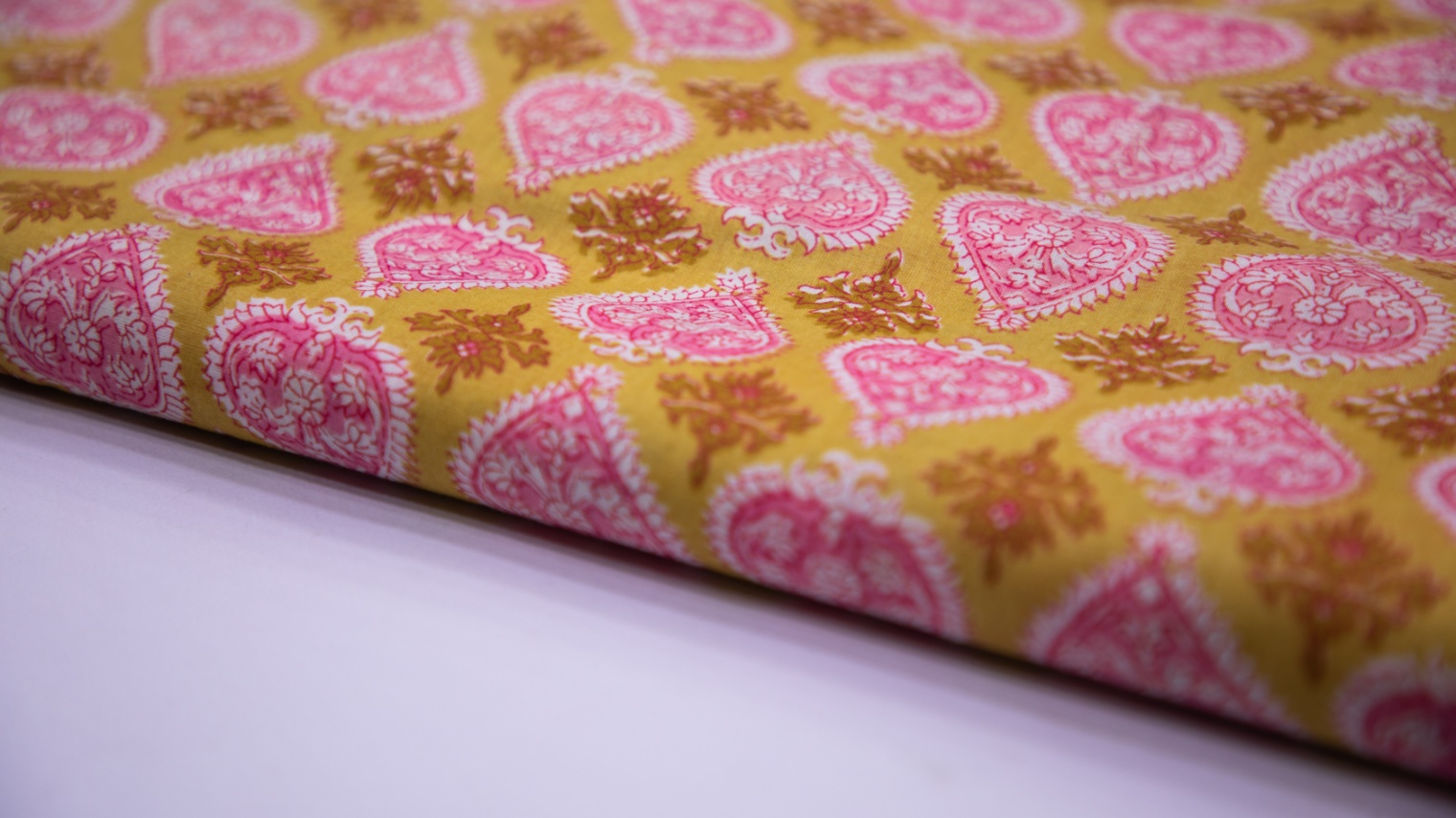 PINEAPPLE YELLOW COLOR COTTON SCREEN PRINT JAIPURI PINK ABSTRACT PATTERN FABRIC - 5683
