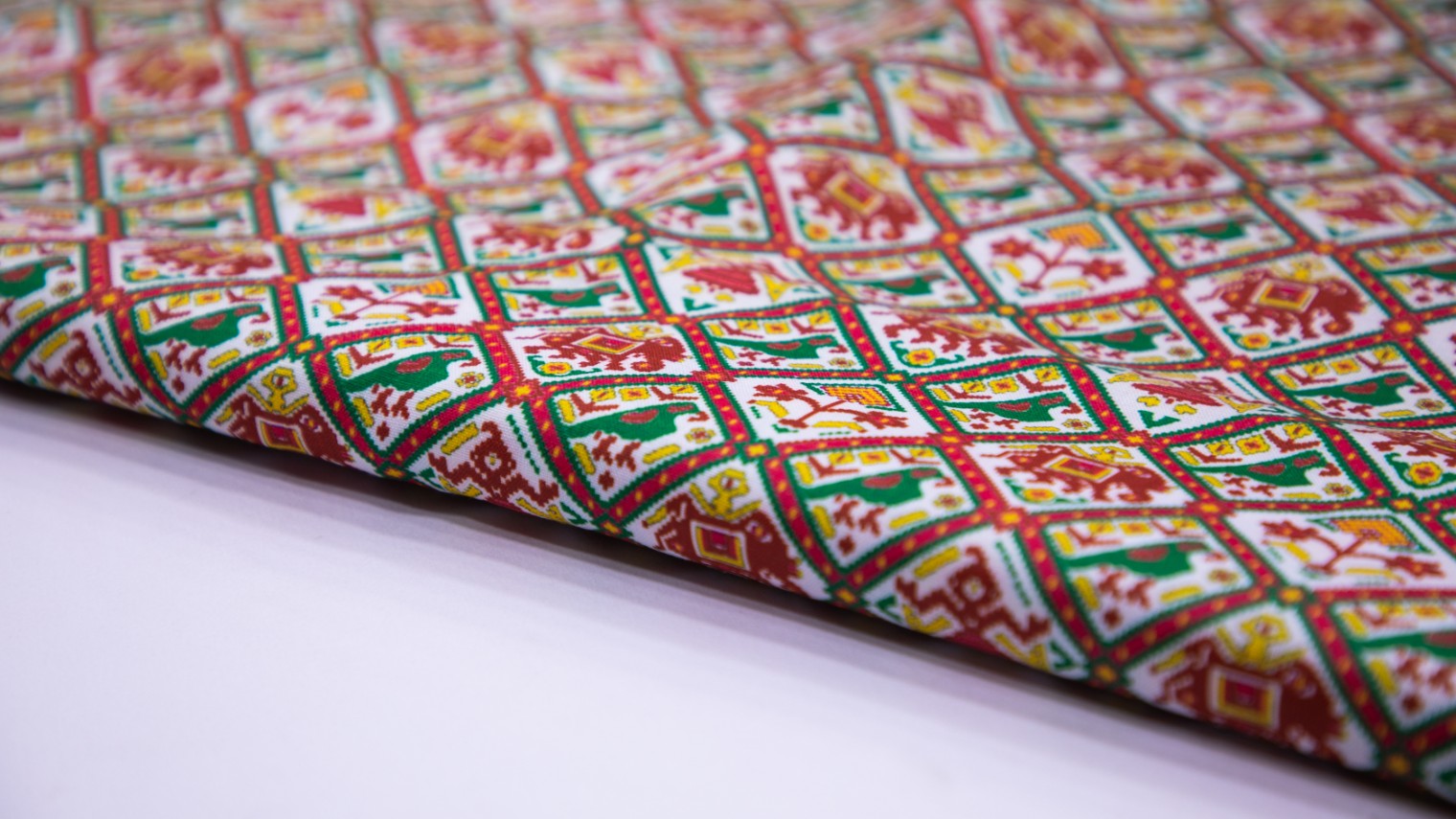 White Color Cotton Flex Red Patola Chain Pattern Screen Print Fabric - 5776